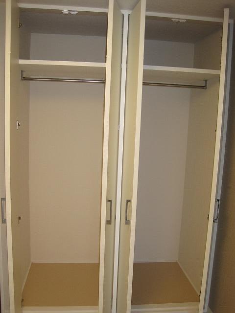 Receipt. Storage of living