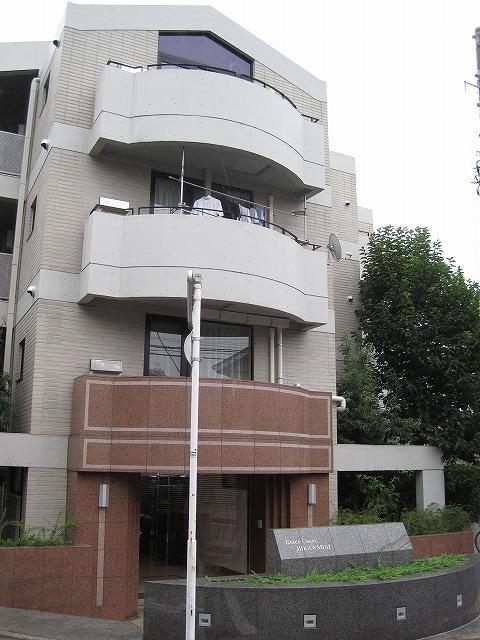 Local appearance photo.  [4-story apartment] A courtyard popularity of low-rise apartment