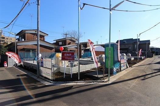 Local photos, including front road. December shooting * 1 Building