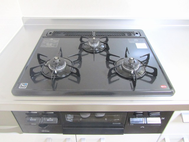 Kitchen. 3-burner stove, Height 90 cm!