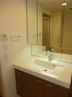 Wash basin, toilet. Indoor (11 May 2013) Shooting