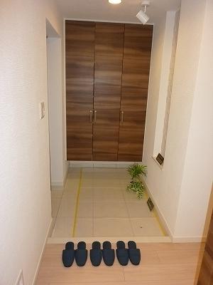 Entrance. Local (11 May 2013) Shooting