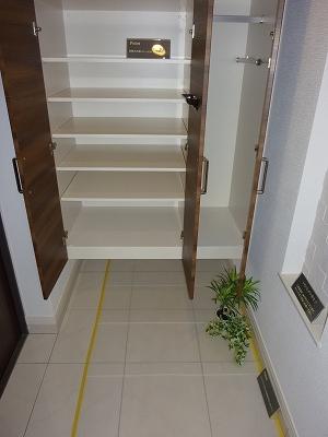 Entrance. Local (11 May 2013) Shooting