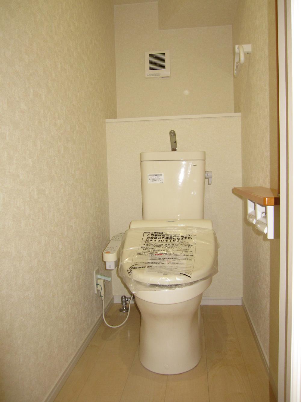 Toilet. Indoor (12 May 2013) Shooting