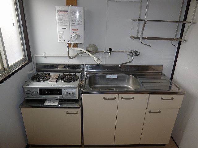 Kitchen. Two-burner stove is installed Allowed!