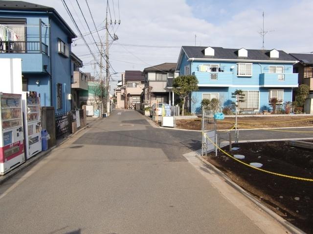 Local photos, including front road. Is a corner lot, including a public road 5m. Since the newly developed subdivision, Atmosphere will be very well.
