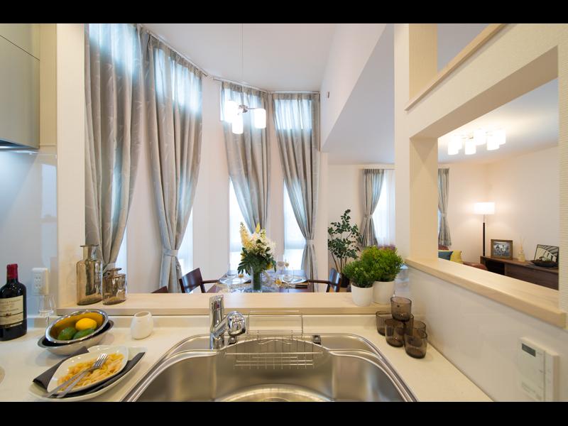 Earl type of dining space which adopted the high ceiling of 3m more than. It captures the light from multiple directions, Will be the space with bright and airy. (18 ・ 25 Building same specifications)