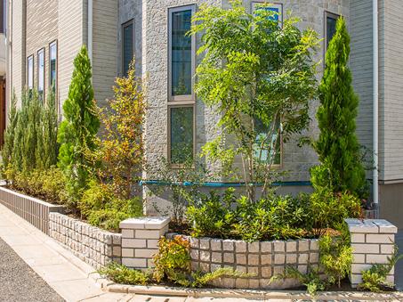 Lush greenery planting will color the streets (18 Building model house)