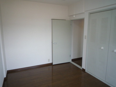 Living and room. Western-style 6 Pledge, Yes storage (closet)