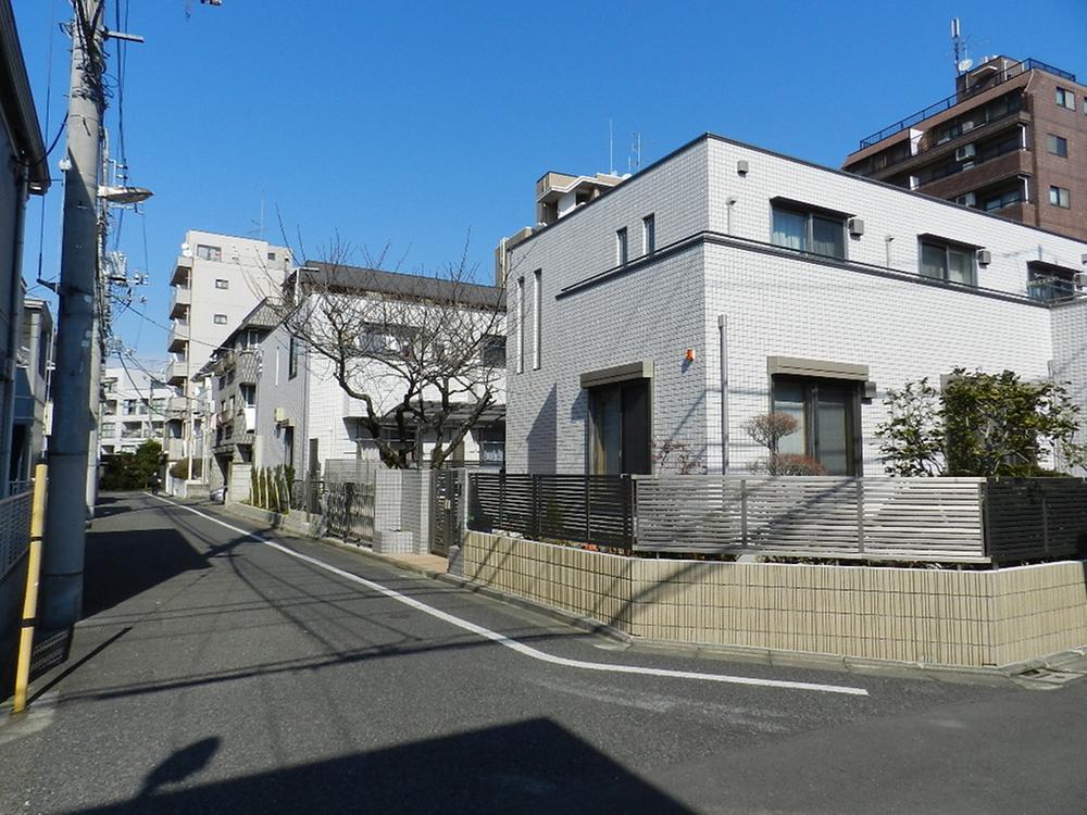 Streets around. 100m to local