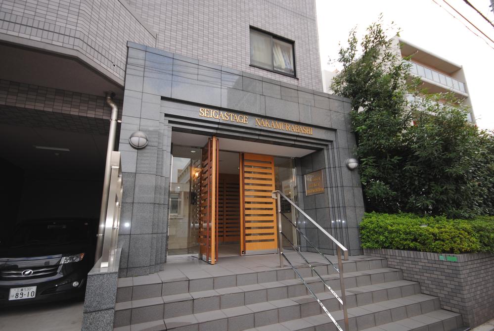 Entrance. Common areas