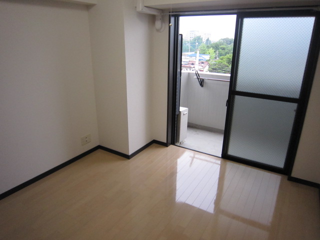 Living and room. Bright room, very beautiful! !