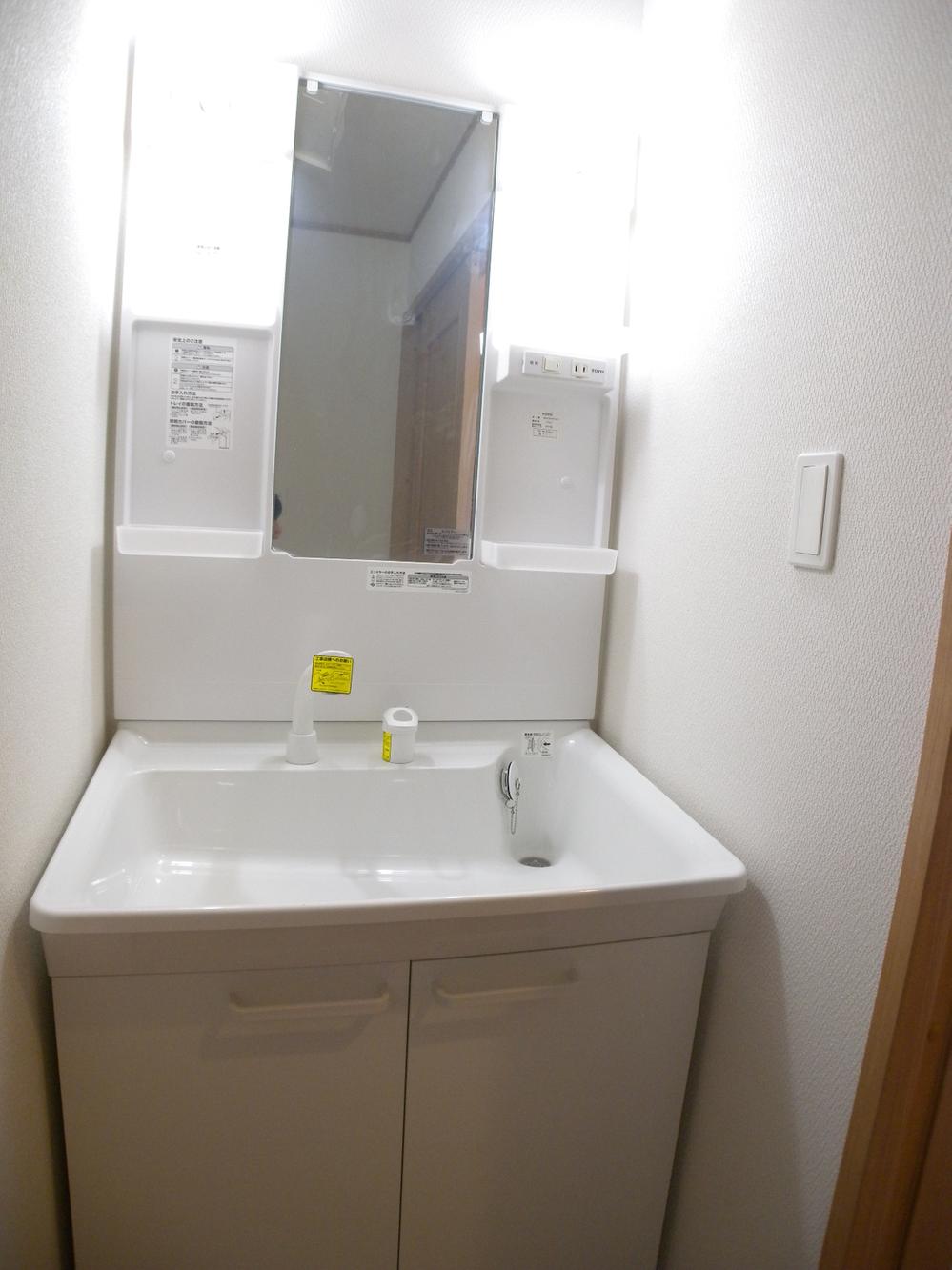 Wash basin, toilet. Indoor (12 May 2013) Shooting