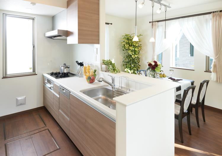 Kitchen. The popularity of the face-to-face kitchen, Design Wood of soft shades. Strike a calm atmosphere fused with the indoor. Equipped with an easy-to-use equipment specifications, It has also stuck to the beauty (sale Models House)