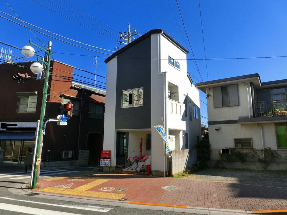 Local appearance photo. Local (11 May 2013) Shooting