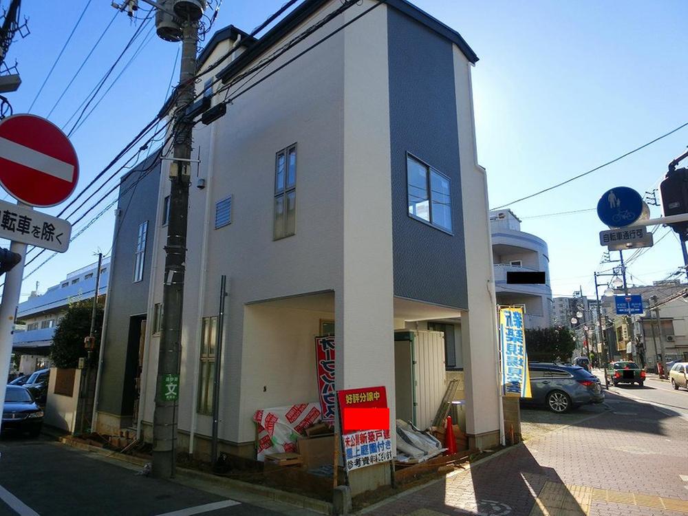 Local photos, including front road. Local (11 May 2013) Shooting