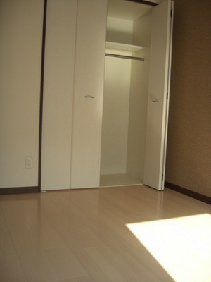 Living and room. ☆ 6 Pledge Western-style closet! ☆