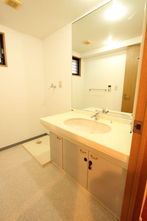 Wash basin, toilet. Shakujii Park Mansion