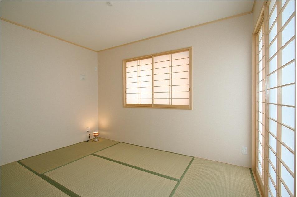 Non-living room. Two-sided lighting bright Japanese-style room facing south