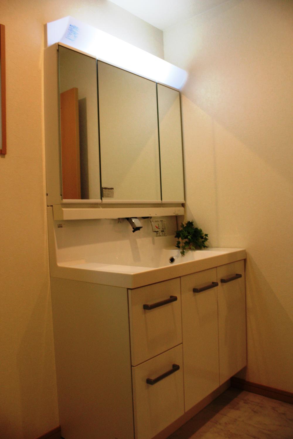 Wash basin, toilet. Indoor (12 May 2013) Shooting