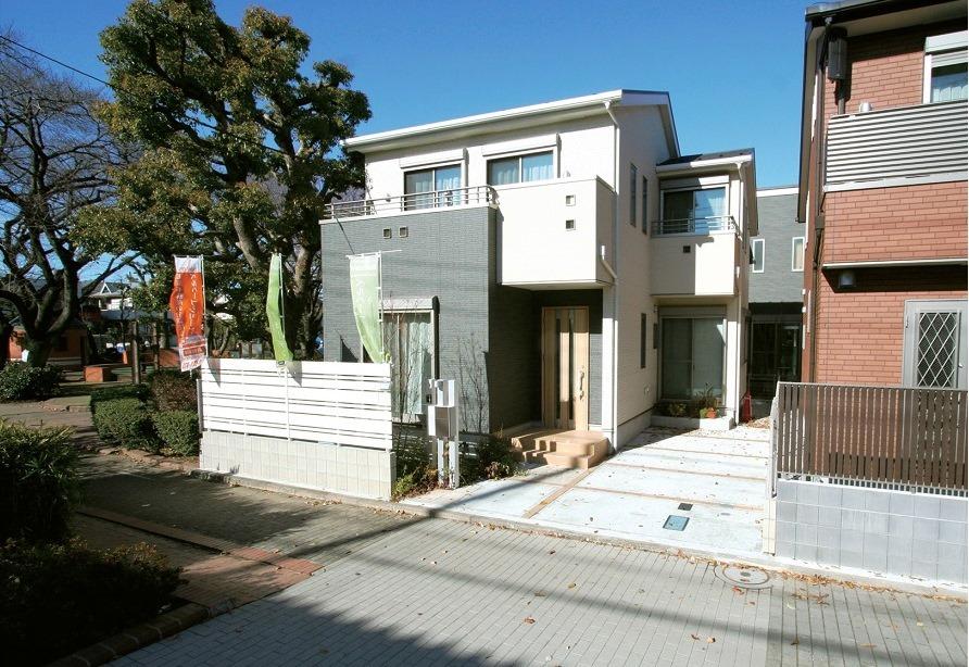 Local appearance photo. Southeast side. It is a quiet subdivision that is adjacent to the park.