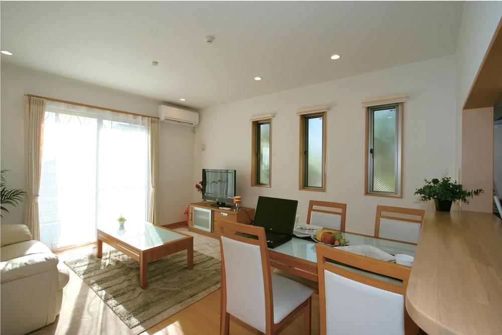 Living. Sunny living room in front of the south road Popular face-to-face kitchen!