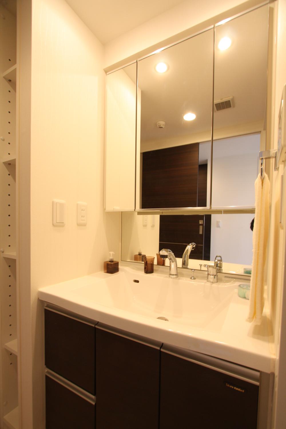 Wash basin, toilet. Indoor (10 May 2013) Shooting