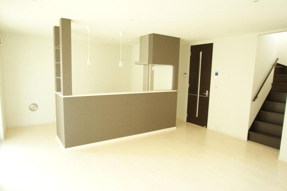 Same specifications photos (living). It will be the construction example of living. We come with floor heating.