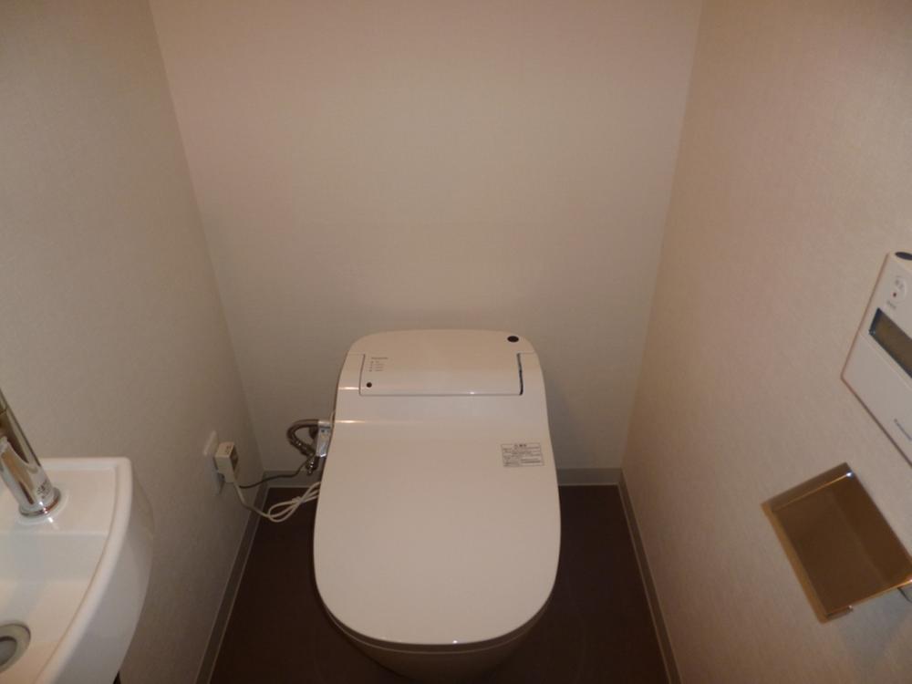 Toilet. Indoor (12 May 2013) Shooting