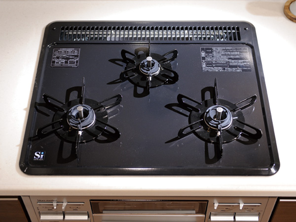 Kitchen.  [Necked enamel top stove] Easy to clean easy to dirt because of adopting the hard enamel. In all mouth sensor specification has been consideration so as not to put fire accident.