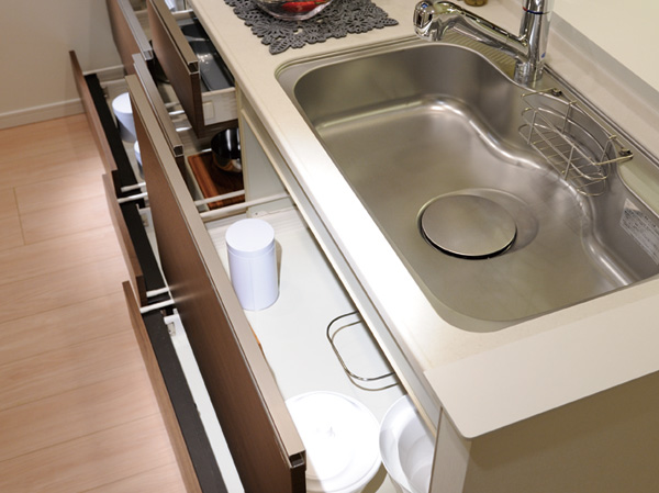Kitchen.  [Sliding storage] Adopt a sliding housed in the kitchen. Easy, such as cookware and tableware is out, It leverages without waste space further in skirting slide with storage.