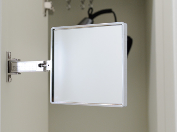 Bathing-wash room.  [Magnifying glass] In addition to the three-sided mirror, Prepare a magnifying glass that can be enlarges the details. Such as the make-up finish, You can check carefully.