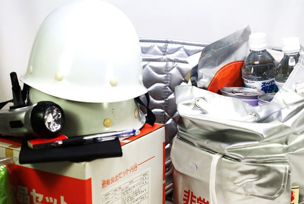 earthquake ・ Disaster-prevention measures.  [Equipped with emergency goods to the disaster prevention warehouse] As part of the disaster-prevention measures, Emergency goods also available. Just in case, We firmly consideration.  ※ It may be subject to change for stockpile, There are cases where publication of the photo and the different. (Same specifications)