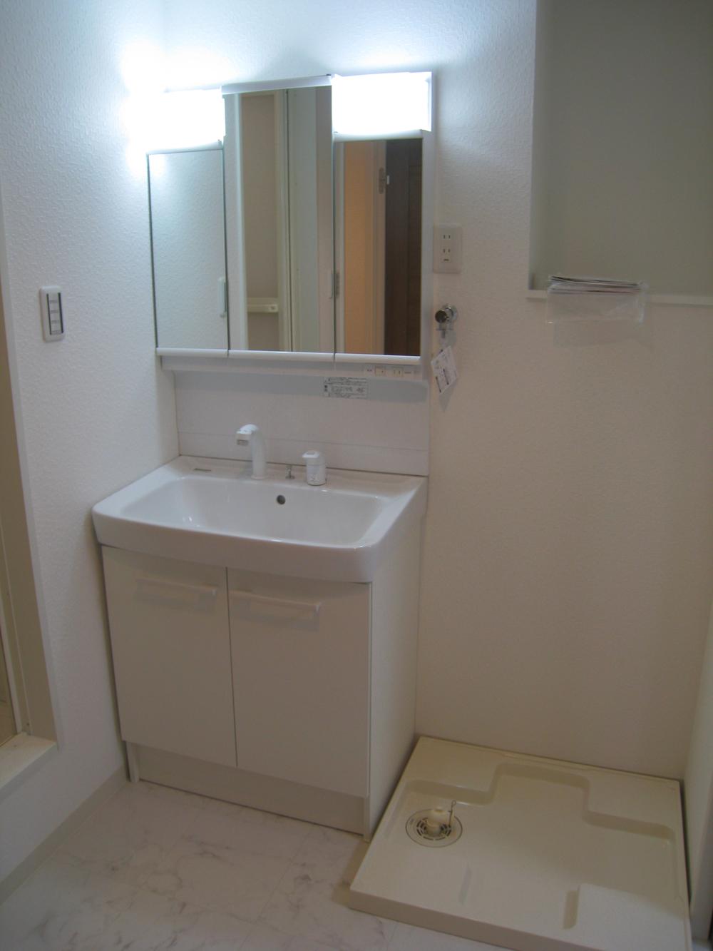 Wash basin, toilet. Indoor (11 May 2013) Shooting