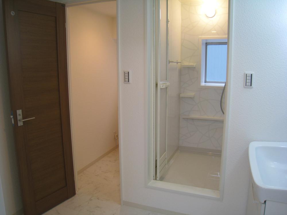 Wash basin, toilet. Indoor (11 May 2013) Shooting