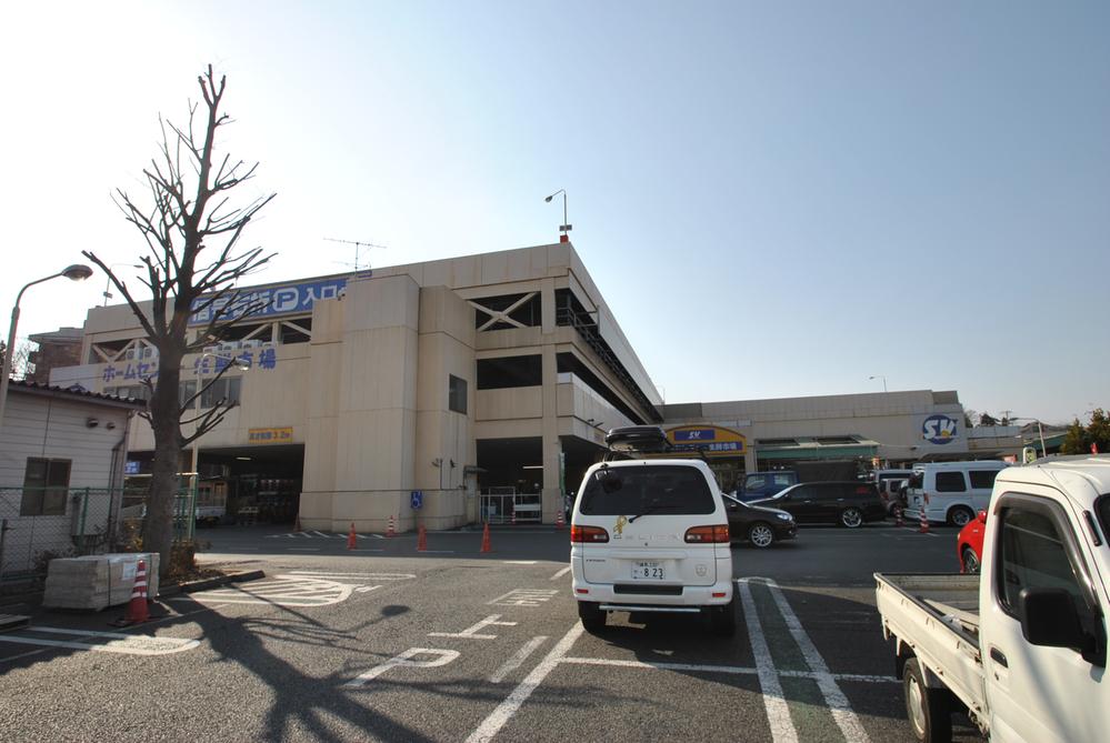 Shopping centre. 1100m Super Value to Super Value