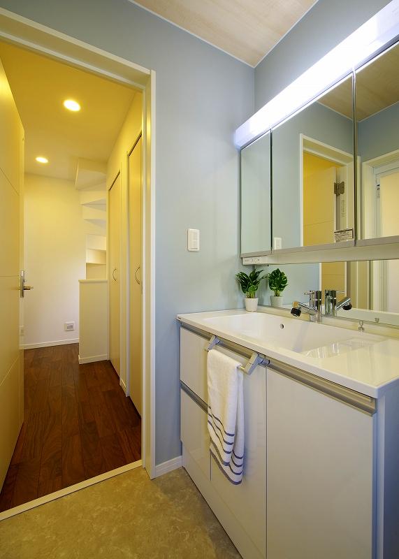 Wash basin, toilet. W900 vanity