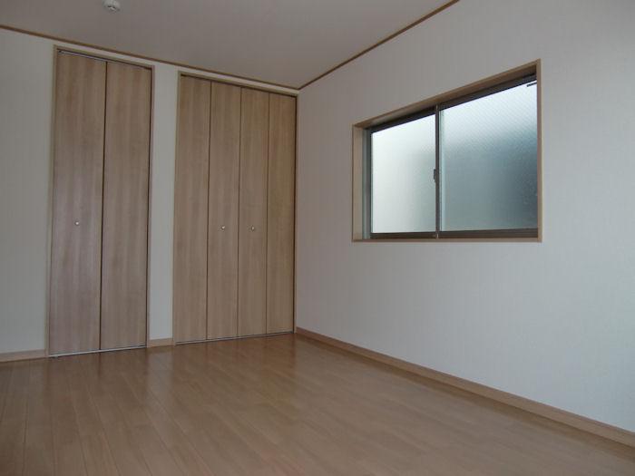 Non-living room. Housed plenty of Western-style 7.5 quires