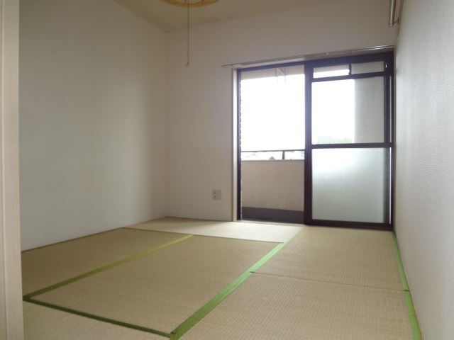 Living and room. Sunny Japanese-style room 6 quires