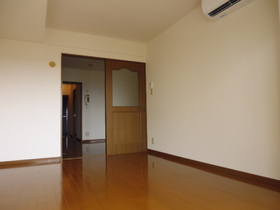 Living and room. 6 Pledge Western-style! Air-conditioned!