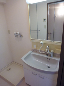 Washroom. Independent wash basin!