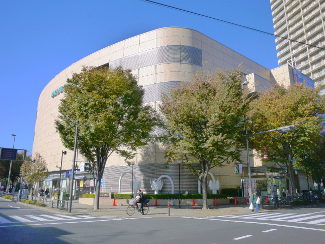 Shopping centre. Yumeria Fuente until the (shopping center) 1168m