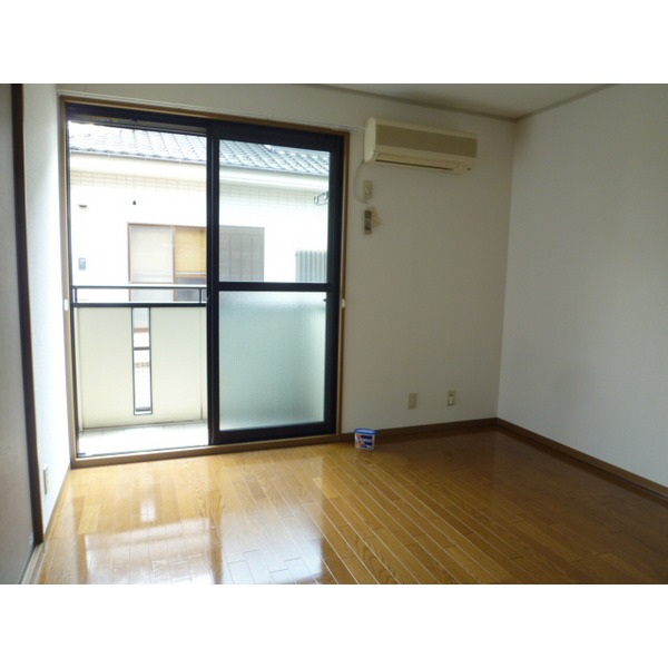 Living and room. South is facing.