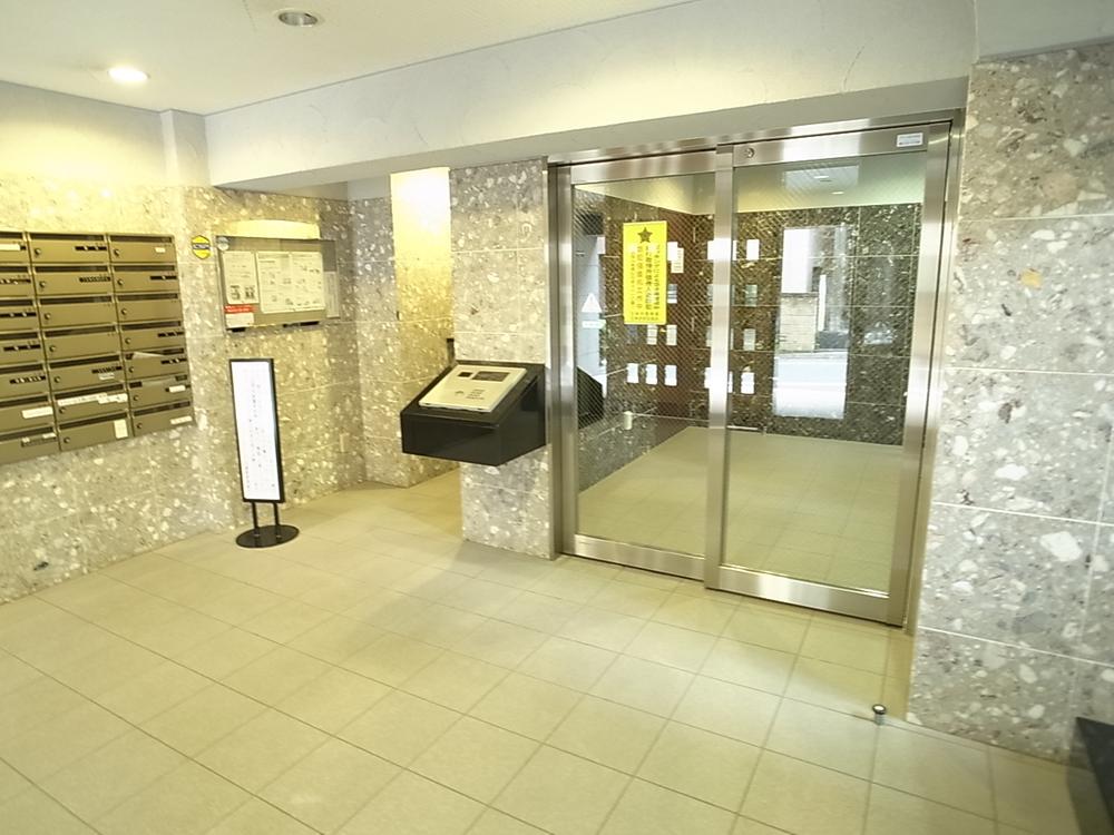 Entrance. Common areas