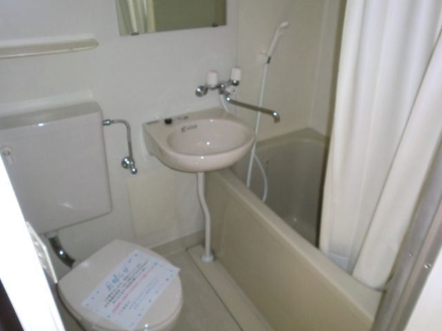 Bath. Toilet does not wet because you are with a shower curtain.