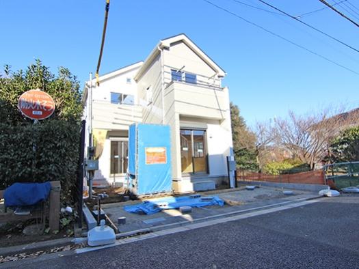 Local photos, including front road. 1 Building (December shooting) From the southwest *