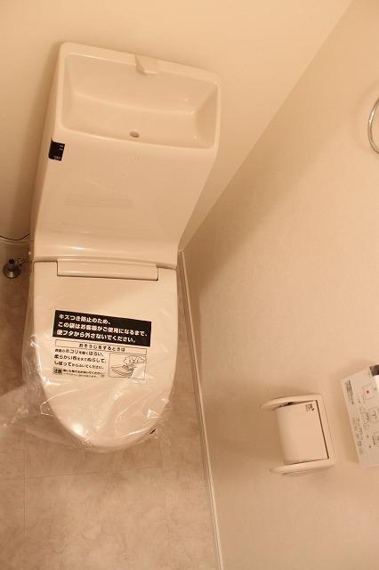 Toilet. Indoor (11 May 2013) Shooting First floor toilet