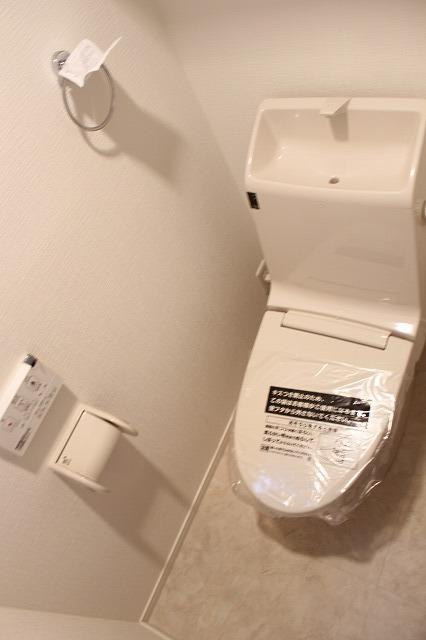 Toilet. Indoor (11 May 2013) Shooting The third floor toilet