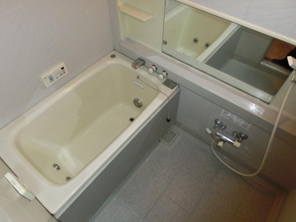 Bathroom. Indoor (12 May 2013) Shooting