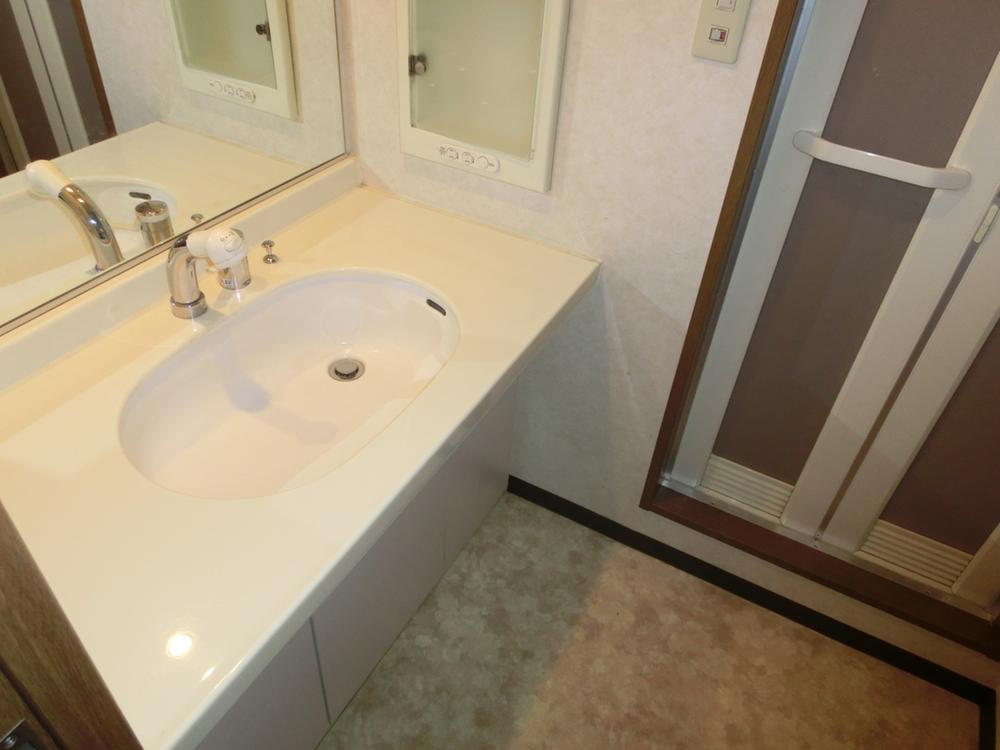 Wash basin, toilet. Indoor (12 May 2013) Shooting